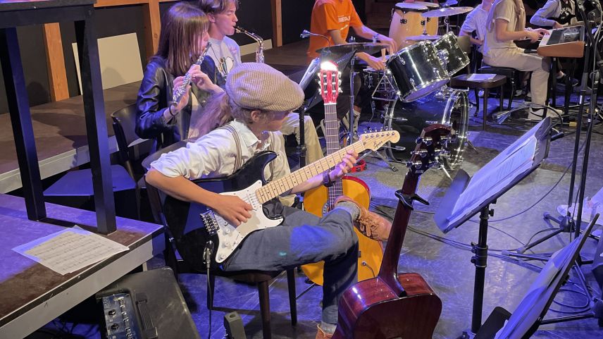 Die Schulband begleitet die Geschichte auf der Bühne. Foto: Fadrina Hofmann