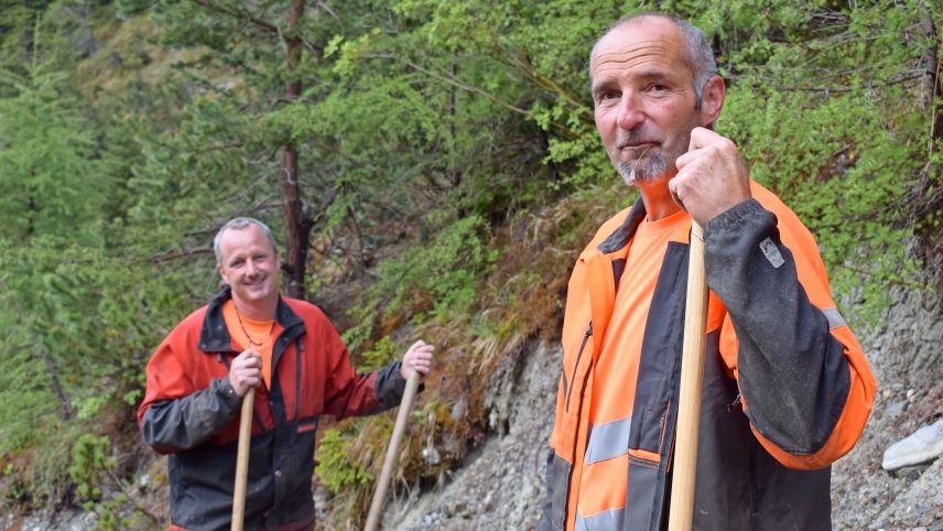 Karl Nef (links) und Nutal Carpanetti, Gemeindearbeiter von Valsot. Foto: Imke Marggraf