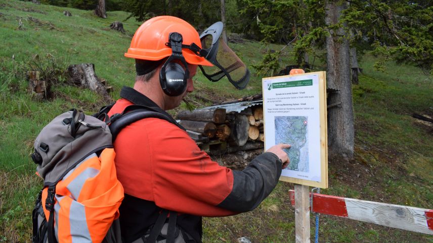 Karl Nef zeigt, welcher Streckenabschnitt der Via Engiadina gesperrt ist. Foto: Imke Marggraf