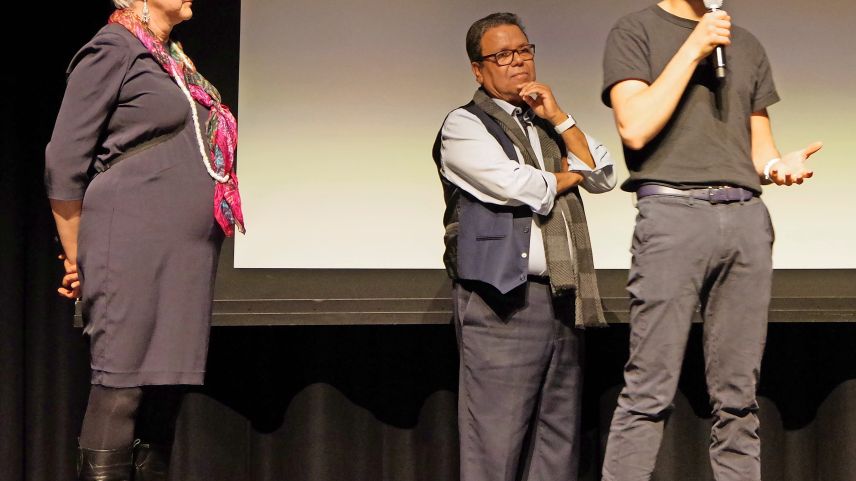 Die Filmschaffenden Anne, Axel und Hassan Lakhdar, rechts die junge Forscherin Anna Sidonia Marugg aus Zuoz mit dem Filmplakat. Foto: Jürg Keller