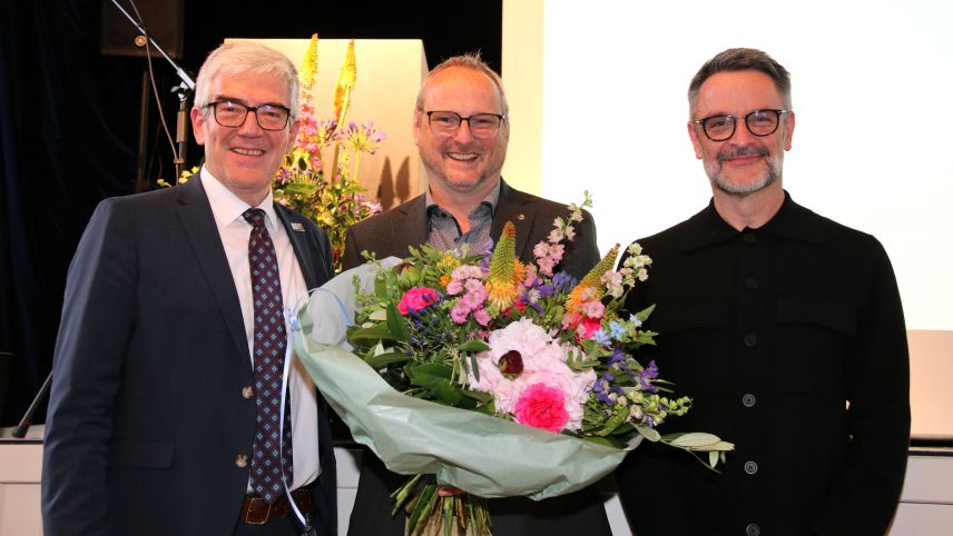 Il president da la Regenza grischuna Jon Domenic Parolini, il portader dal Premi da cultura grischun 2024 Clau Scherrer e Giovanni Netzer (da schnestra) chi ha tgnü la laudatio per Clau Scherrer (fotografia: Hans Huonder).