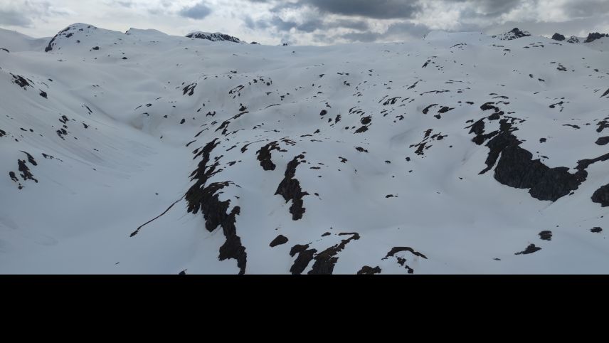 Wanderwege sind theoretisch offen, sobald sie schneefrei sind. Für die Wanderung zu den Lais da Rims trifft dies jedoch noch nicht zu. Ein Augenschein am 6. Juni. Foto: Claudia Alini.