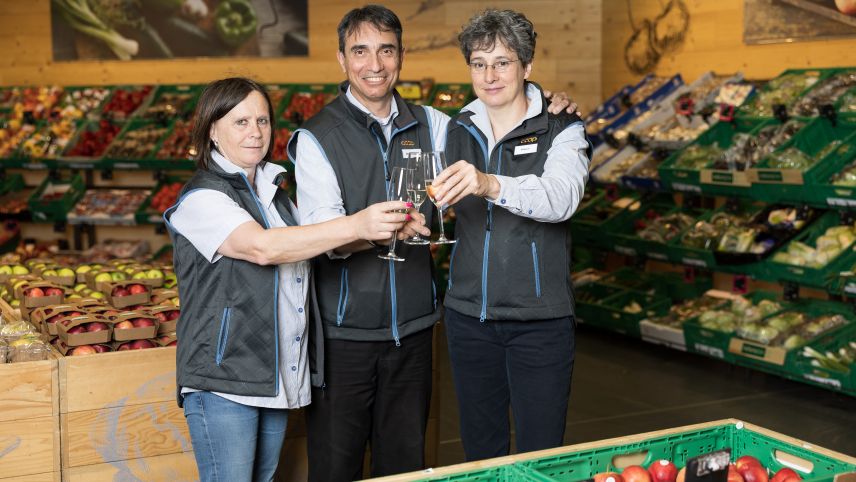 Von links: Cristina Pilatti, Manuel Joao Da Fonseca Santos Simoes und Micaela Bianchi stossen auf ihr 25-jähriges Dienstjubiläum an. Foto: z. Vfg