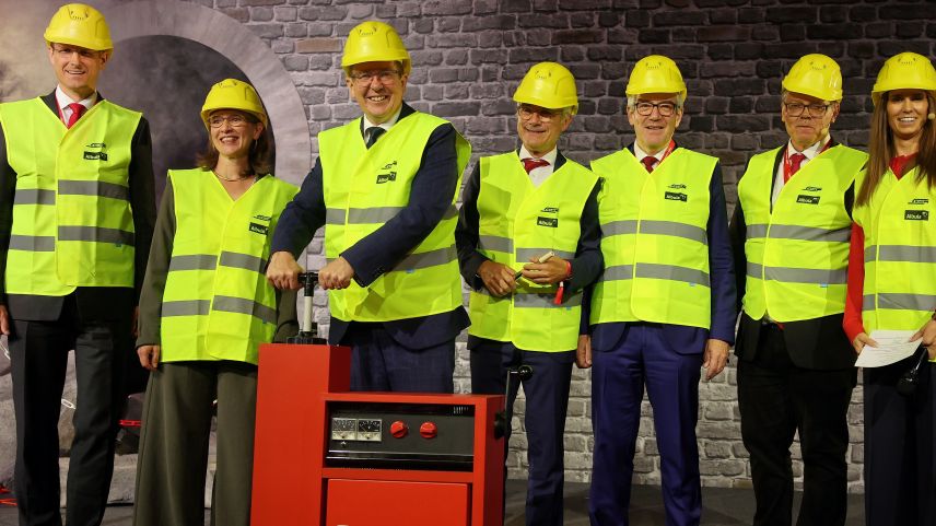 Bundesrat Albert Rösti sprengt mit Hilfe von RhB-Direktor Renato Fasciati (L) und weiteren Helfern recht spektakulaer die letzten "Felsen" aus dem Albulatunnel II. Foto: Swiss-Image