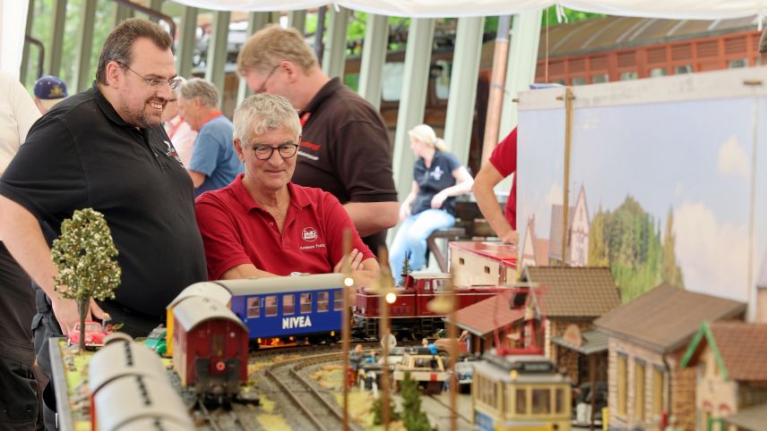 Die Modelleisenbahn gefällt auch den grossen Besuchern. Foto: swiss-image.ch/Andy Mettler