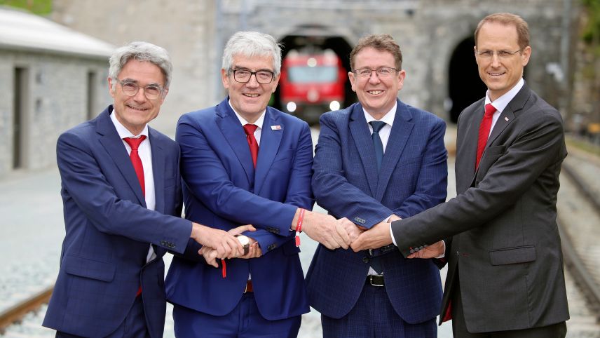 Strahlende Gesichter vor dem neuen Albulatunnel in Preda: RhB-Verwaltungsratspräsident Mario Cavigelli, Regierungspräsident Jon Domenic Parolini, Bundesrat Albert Rösti und RhB-Direktor Renato Fasciati. Foto: swiss-image.ch/Andy Mettler