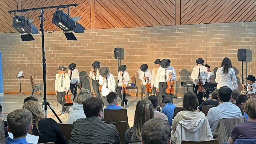 Nur einer der Höhepunkte des Abends: die Violingruppe. Foto: z. Vfg