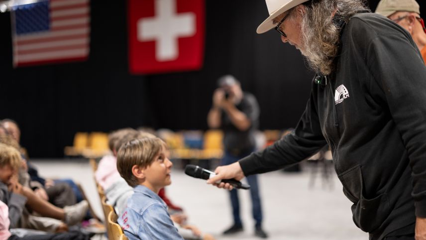 Die Schüler werden bei der Hauptprobe miteinbezogen. Foto: Dominik Täuber