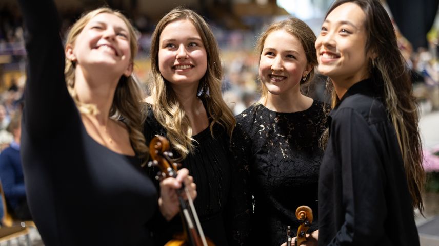 Die Musikerinnen des Golden Gate Symphony Orchestra haben sichtlich Spass.  Foto: Dominik Täuber