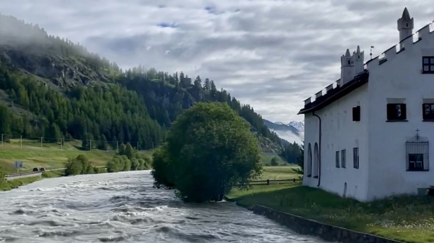 Viel Wasser auch In La Punt am Samstagmorgen. Foto: Fadrina Hofmann