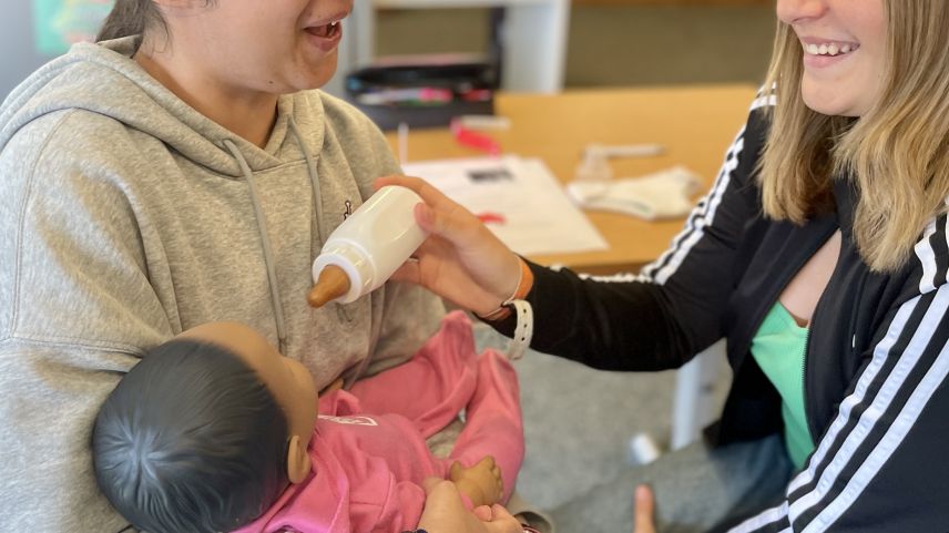 Zusammen ist die Betreuung des Babys einfacher. Foto: Fadrina Hofmann