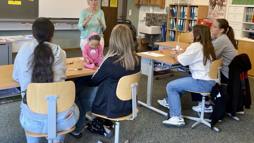 Elternberaterin Tabea Schäfli erklärt die Theorie rund um die Säuglingspflege. Foto: Fadrina Hofmann