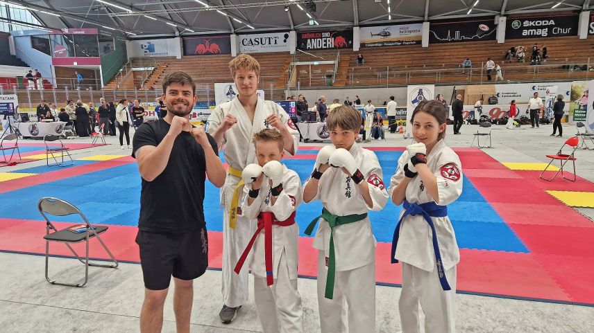 Das Engadin-Karate-Team hat am diesjährigen Trimmister Cup teilgenommen. Foto: z. Vfg