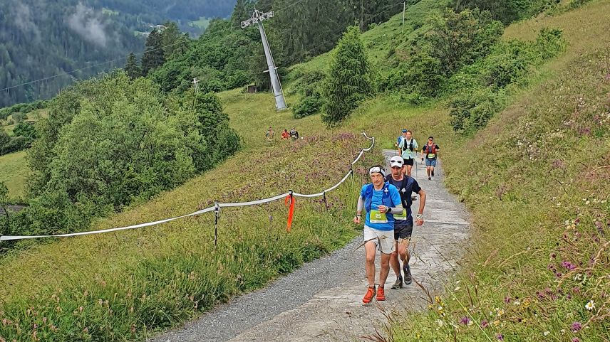 Nach dem Start in Scuol ging es für die Läuferinnen und Läufer hoch hinaus. Foto: z. Vfg