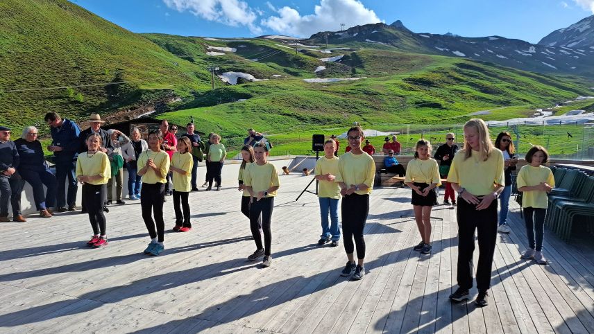 Der Chor «La Cumbricula», die Tanzgruppe roundabout und das Alphorn-Ensemble (rechts) sorgten für beste Unterhaltung. 