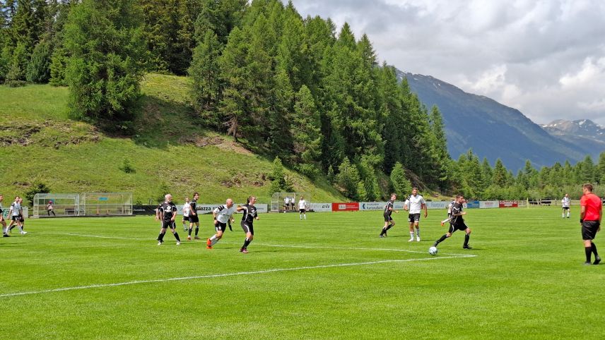 Voller Einsatz: Die «Pastors United» in schwarzen Trikots kämpfen auf dem Rasen gegen die Altherren des FC Celerina. 