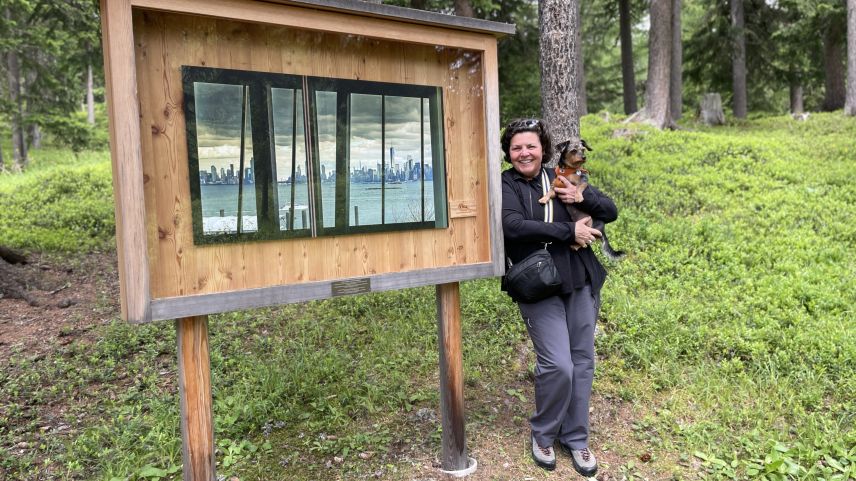 Nina Froriep mit Hund Tigger in der Wald-Galerie bei Chamues-ch. Foto: Fadrina Hofmann