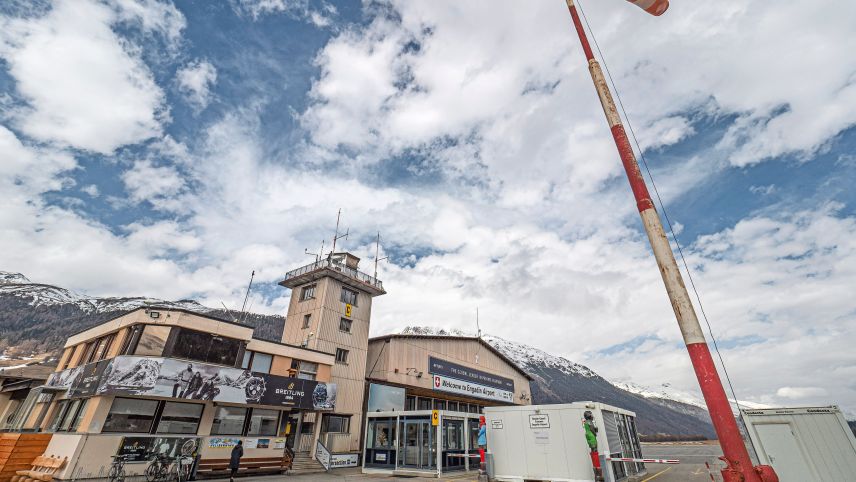 Nicht mehr zeitgemäss: Der Flughafen in Samedan soll erneuert werden. Eine erste Planung ist gescheitert, wie soll es weitergehen? Foto: Daniel Zaugg