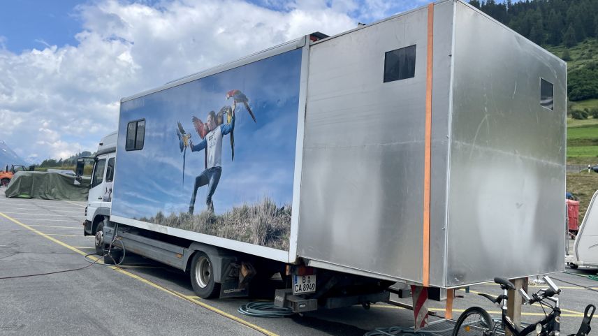 Der Tiertransporter für die Aras musste extra für die Auftritte in der Schweiz ausgebaut werden. Foto: Fadrina Hofmann