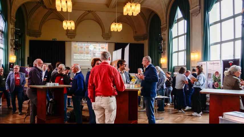 Einblick in die Fachtagung «Re.Think Building – Umbau statt Neubau». Organisiert hatten die Tagung der Fachverband Baubioswiss und der Interessenverband «Natureplus». Fotos: Jon Duschletta