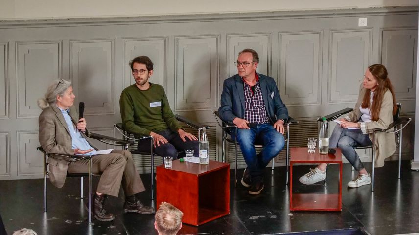 Das Podium, v.l.: Barbara Bauer, Benjamin Ben Poignon, Hanspeter Niggli und Moderatorin Katharina Brenner.