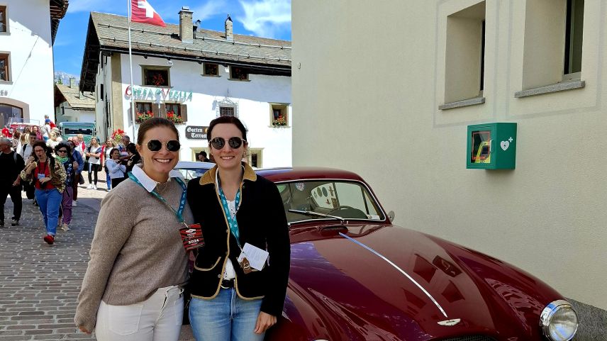 Wenn die Freundinnen Christina von Flue (Mitte links) und Arlette Höfliger gemeinsam mit dem Oldtimer unterwegs sind, sorgen sie immer für Aufsehen. Foto: Denise Muchenberger