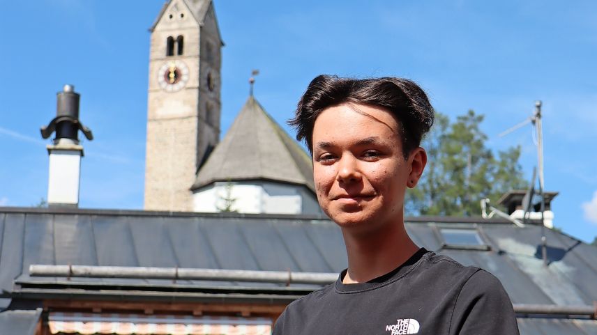 Il giovader da jass e scolar Fabian Portmann ha 14 ons e ha fat part da la delegaziun da Scuol, chi ha gudognà in gövgia passada il jass a Seengen. fotografia: Martin Camichel