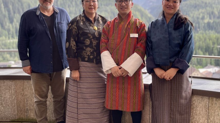 Von links: Linard Brüngger mit Sangay Chozom, Losel Wangpo und Chimi Lhamo. Foto: Fadrina Hofmann