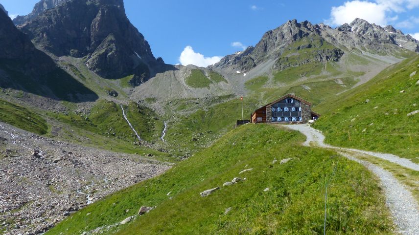 La sumbriva da la bouda chi imnatscha. A schnestra dal Piz Buin Grond as zoppa davovart il Piz Buin Pitschen, dal qual pudess gnir aval – in direcziun da  la sumbriva – üna bouda vers la Chamonna Tuoi (fotografia: Whgler / CC-BY-SA 4.0).