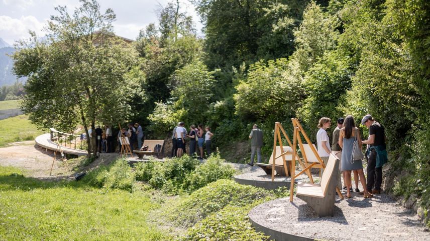 Neu führt ein Steg zur Tuffsteinformation von Runà. Foto: Dominik Täuber