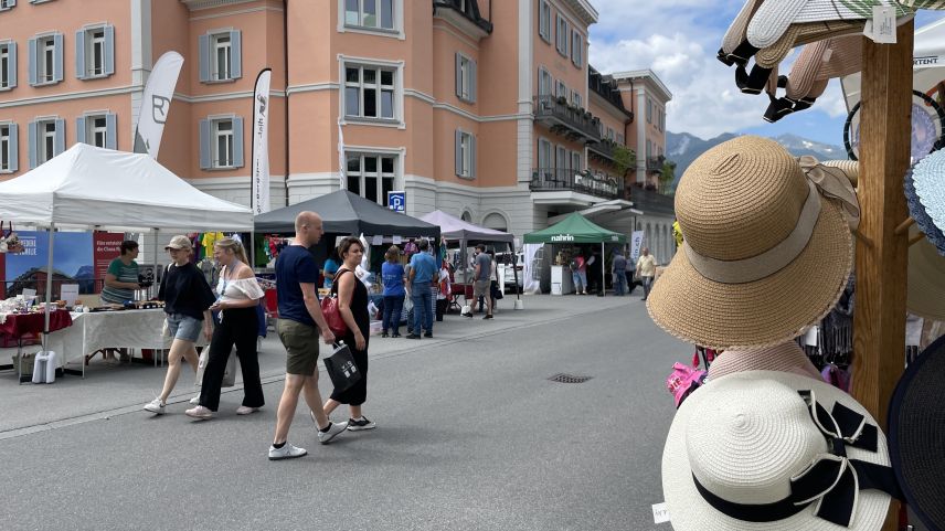 Grond travasch e bleras sportas per uffants e creschüts a la Festa sül Stradun a Scuol (fotografia: Fadrina Hofmann).