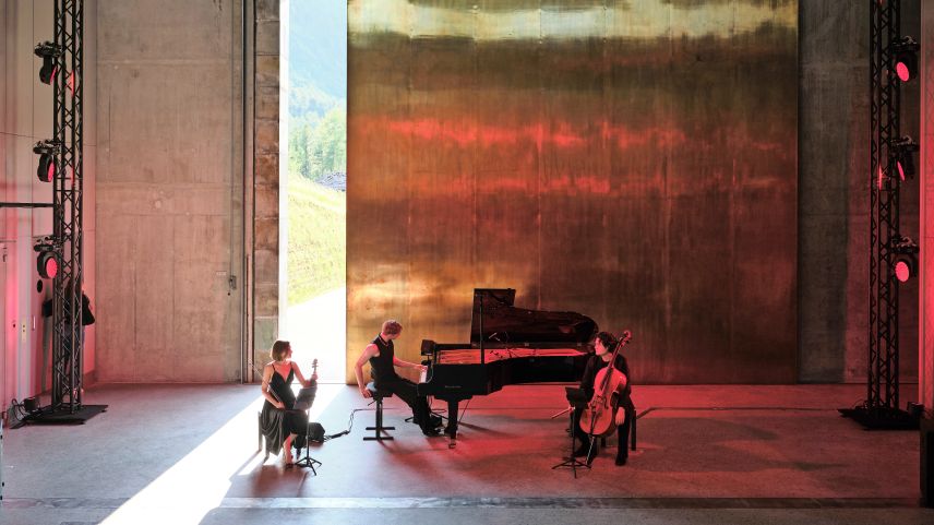 Das Trio Richter: Kirill Richter (Klavier), Alena Zinovieva (Violine) und Avgust Krepak (Cello) spielen im Rahmen des Sommerfestivals Origen im Repower Unterwerk Albanatscha das Konzert «beloved city». Foto: Admill Kuyler