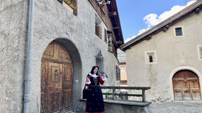 Lucrezia Magni erklärt, wie ein Engadiner Haus unterteilt ist. Foto: Fadrina Hofmann