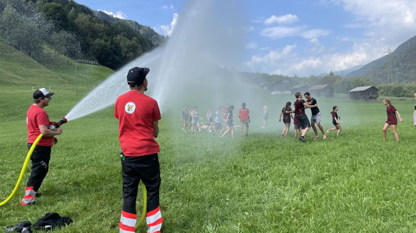 Willkommene Abkühlung dank der Feuerwehr Sumvitg.  Foto: Fadrina Hofmann