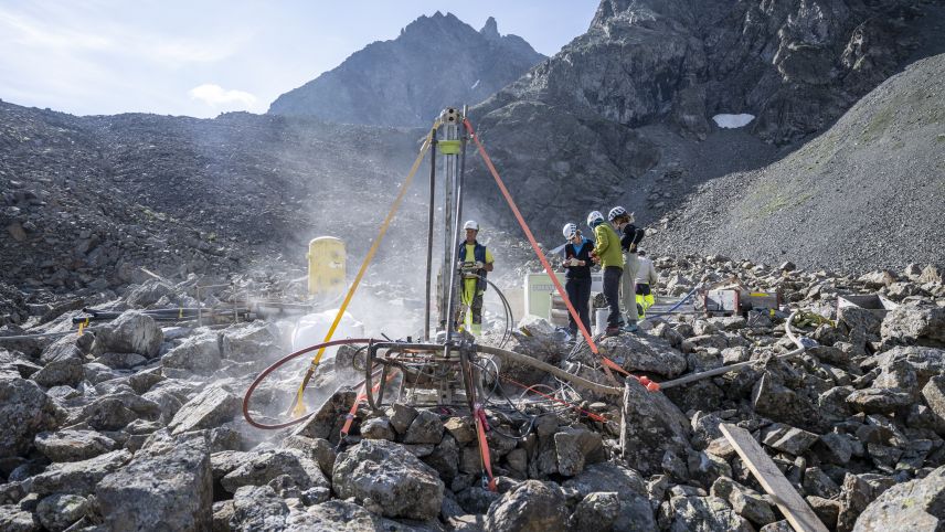 Auch für den Bohrmeister sind die fünf Borlöcher im Blockgletscher ein besonderer Auftrag. Foto: Mayk Wendt