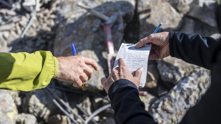 Die Forschenden dokumentieren das Materialgemisch. Foto: Mayk Wendt