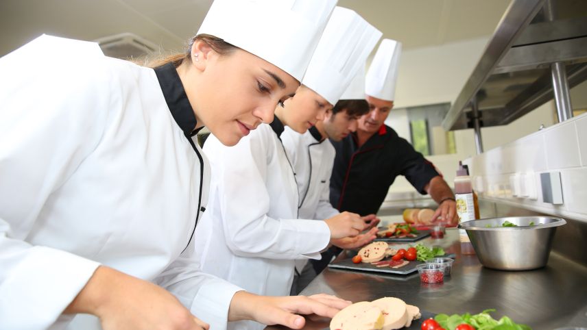 In Zukunft werden an der Gewerbeschule Samedan zwei Mal jährlich vierwöchige Ausbildungsblöcke für angehende Köchinnen und Köche durchgeführt. Die Kurse stehen allen Kantonen offen. Foto: GastroGraubünden