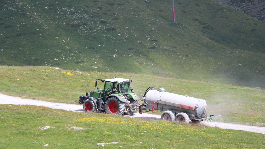 Ein Traktor mit einem Güllefass kurvt unentwegt auf den Wander- und Bikewegen von Corviglia herum. Er bewässert die Zufahrtswege zur Grossbaustelle des Lej Nair Pitschen, damit sich nicht zu viel Staub entwickelt.