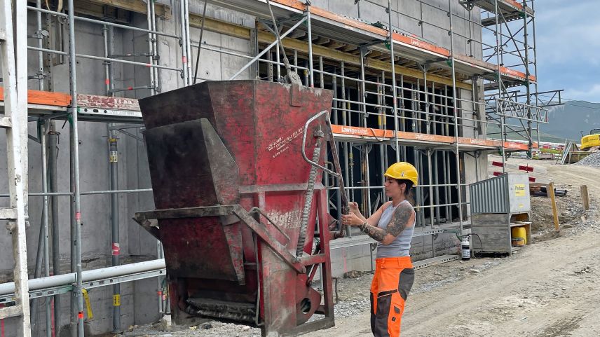 Auf der Baustelle ist Rahel Famos in ihrem Element. 