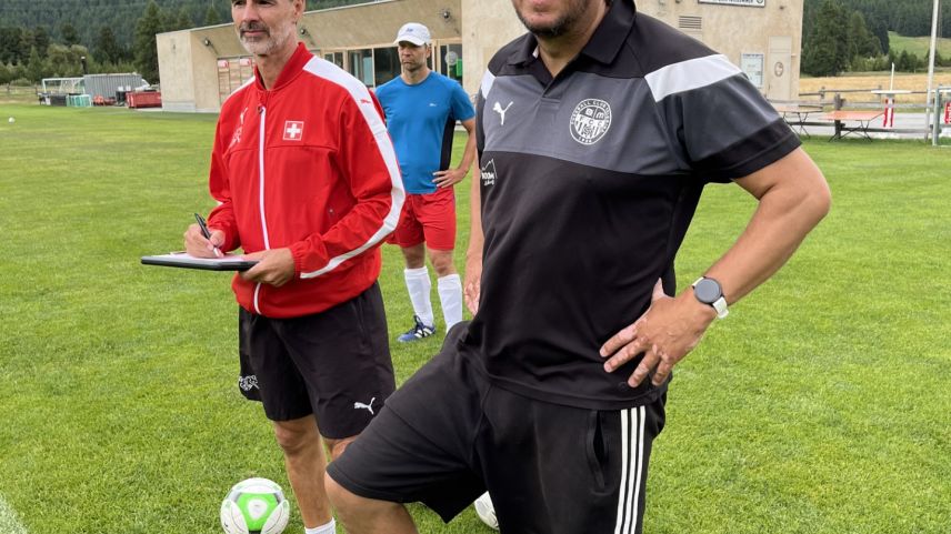 Amos Sciuchetti, der Sportchef vom FC Celerina, mit Überblick, Oliver  Sidler der Instruktor mit Notizblock. Foto: Andrea Gutgsell