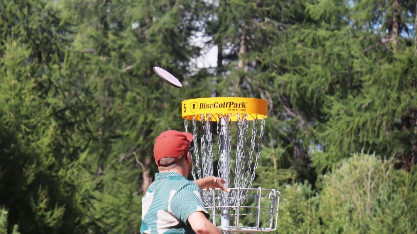 Al champiunedi da discgolf a Samedan s’haun partecipos 81 sportists e sportistas da tuot la Svizra (fotografia: Martin Camichel).