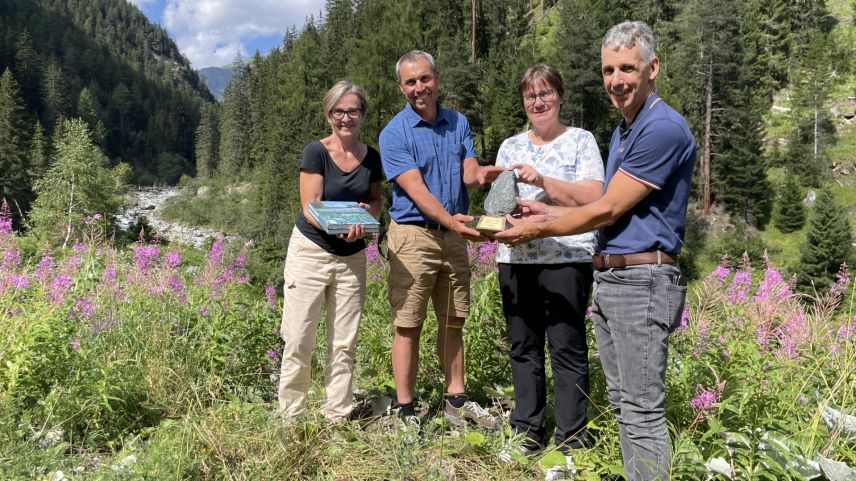 Feierliche Übergabe des Nominierungspokals mit Anita Mazzetta, Fadri Riatsch, Aita Zanetti und Fadri Guidon. Foto: Fadrina Hofmann