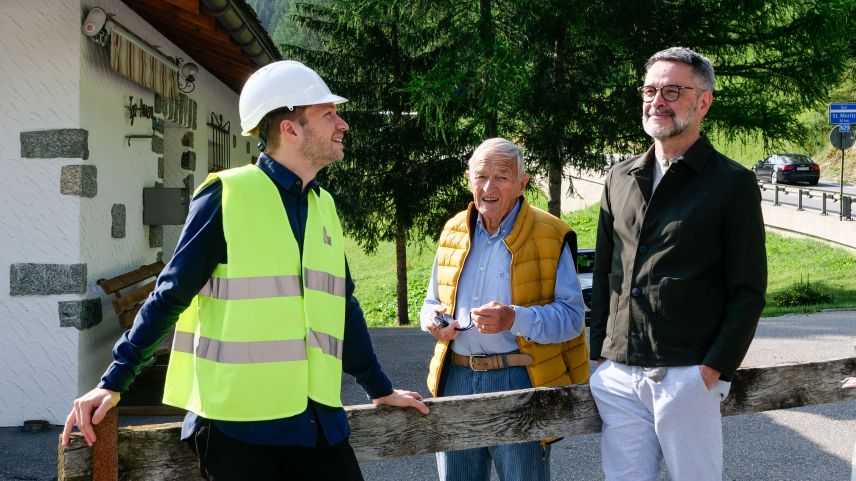 Torry Trautmann, Tänzer und Mitarbeiter bei Origen, Adolf Poltera, Nachbar und treuer Zaungast, sowie Giovanni Netzer, Origen-Intendant (von links) fachsimpeln während einer kurzen Pause auf dem Bauplatz in Mulegns