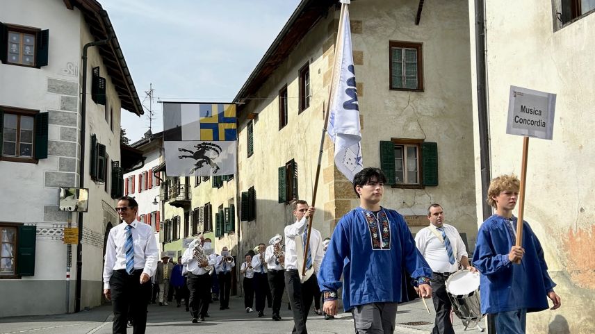 Umzug durch Müstair mit der Musica Concordia.  Foto: Claudia Cadruvi