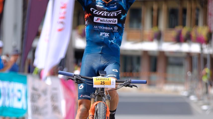 Der Sieger Samuele Porro bei der Zieleinfahrt in Scuol (Foto: Martin Platter). 