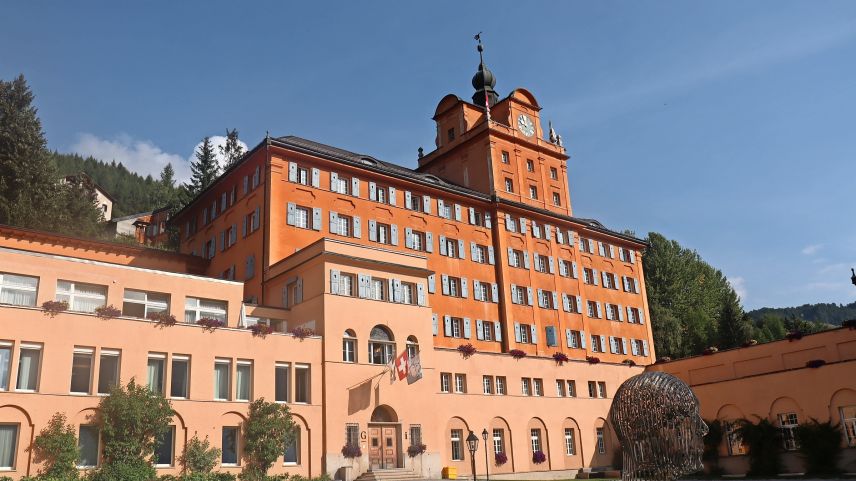 Al Lyceum Alpinum Zuoz regna daspö l’eivna passeda ün strict reglamaint a reguard smartphones. Uschè sun quels scumandos sün tuot il campus da la scoula media zuozingra fin zieva l’instrucziun (fotografia: Martin Camichel).