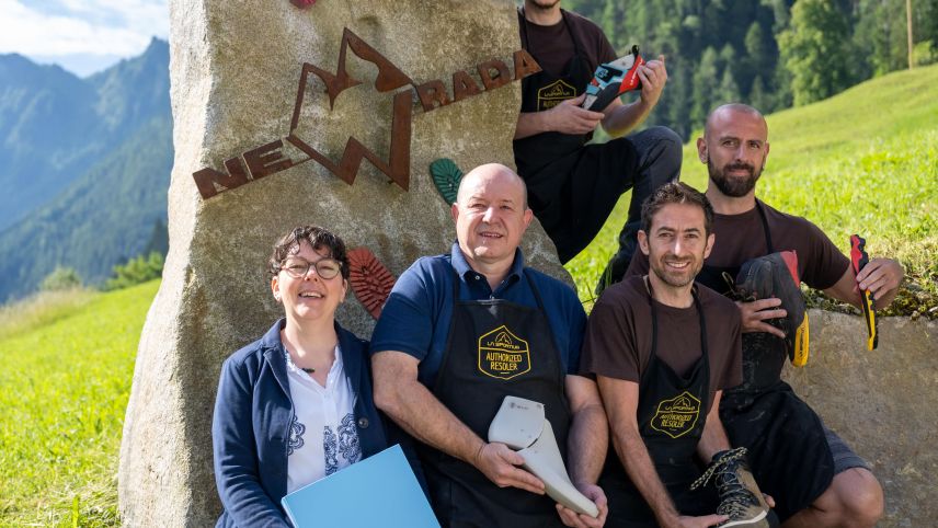 Ein eingespieltes Team: Leonia und Orlando Rada und ihre drei Mitarbeiter. Foto: Max Hugelshofer, Schweizer Berghilfe