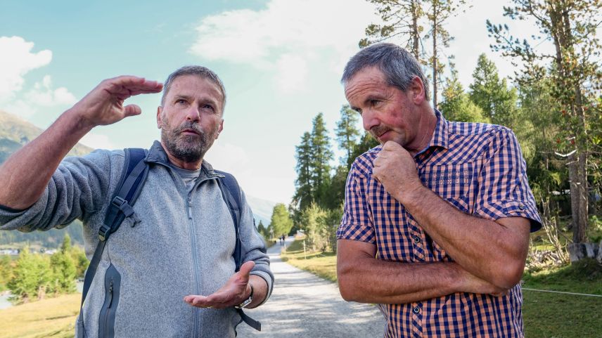 David Jenny (links) ist überzeugt: «Von einer naturnahen Landwirtschaft profitieren auch die Landwirte selber» und Gian Sutter (rechts) kritisiert: «Was über den eigenen Tellerrand hinausgeht, interessiert kaum jemanden». Fotos: Jon Duschletta