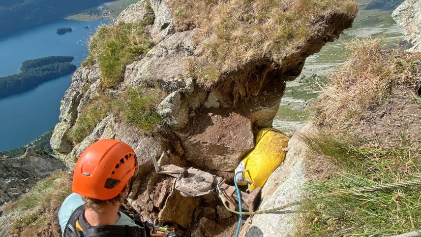 Die Arbeit im steilen Gelände ist nicht ganz ungefährlich und setzt ein hohes Mass an Erfahrung voraus. Foto: Go Vertical