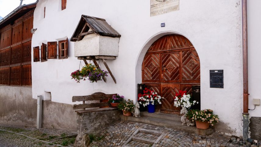 Das «Haus der Bürgergemeinde» mit dem hervorstehenden Backofen im alten Dorfteil von Scuol wurde 1696 erbaut. Foto: Jon Duschletta